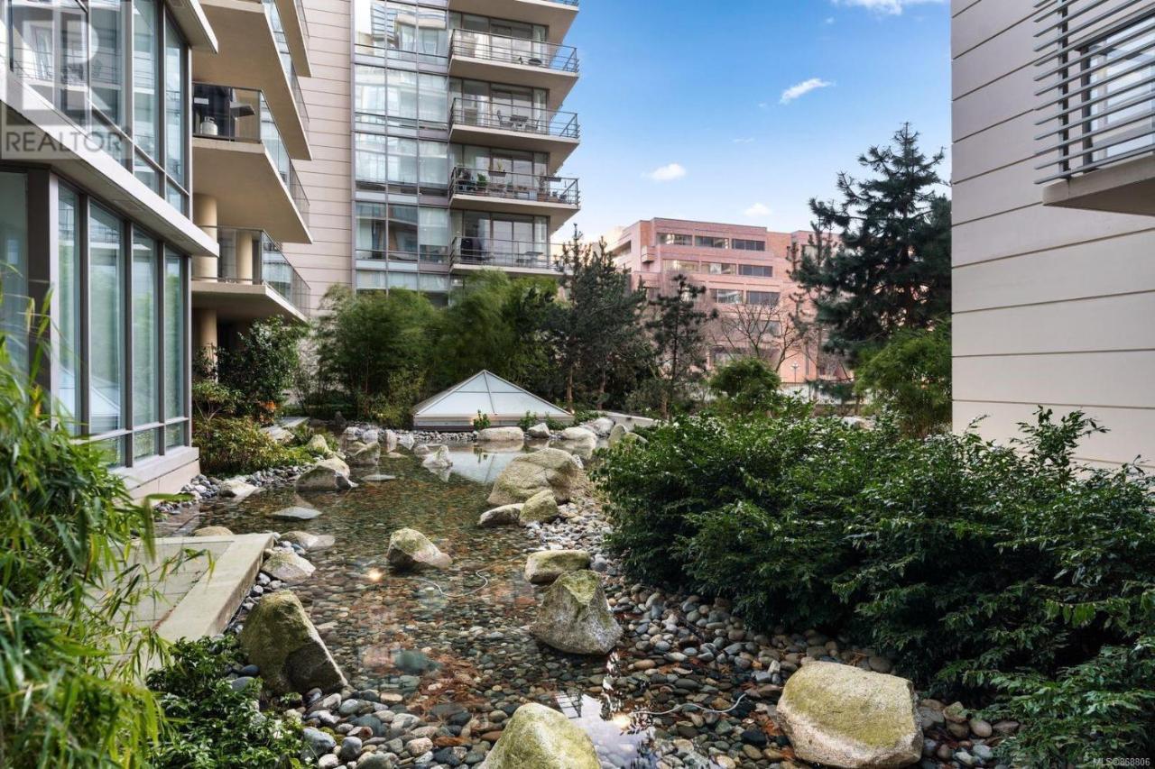 Waterfalls Hotel - Suite In Falls Downtown With Pool Victoria Exterior photo